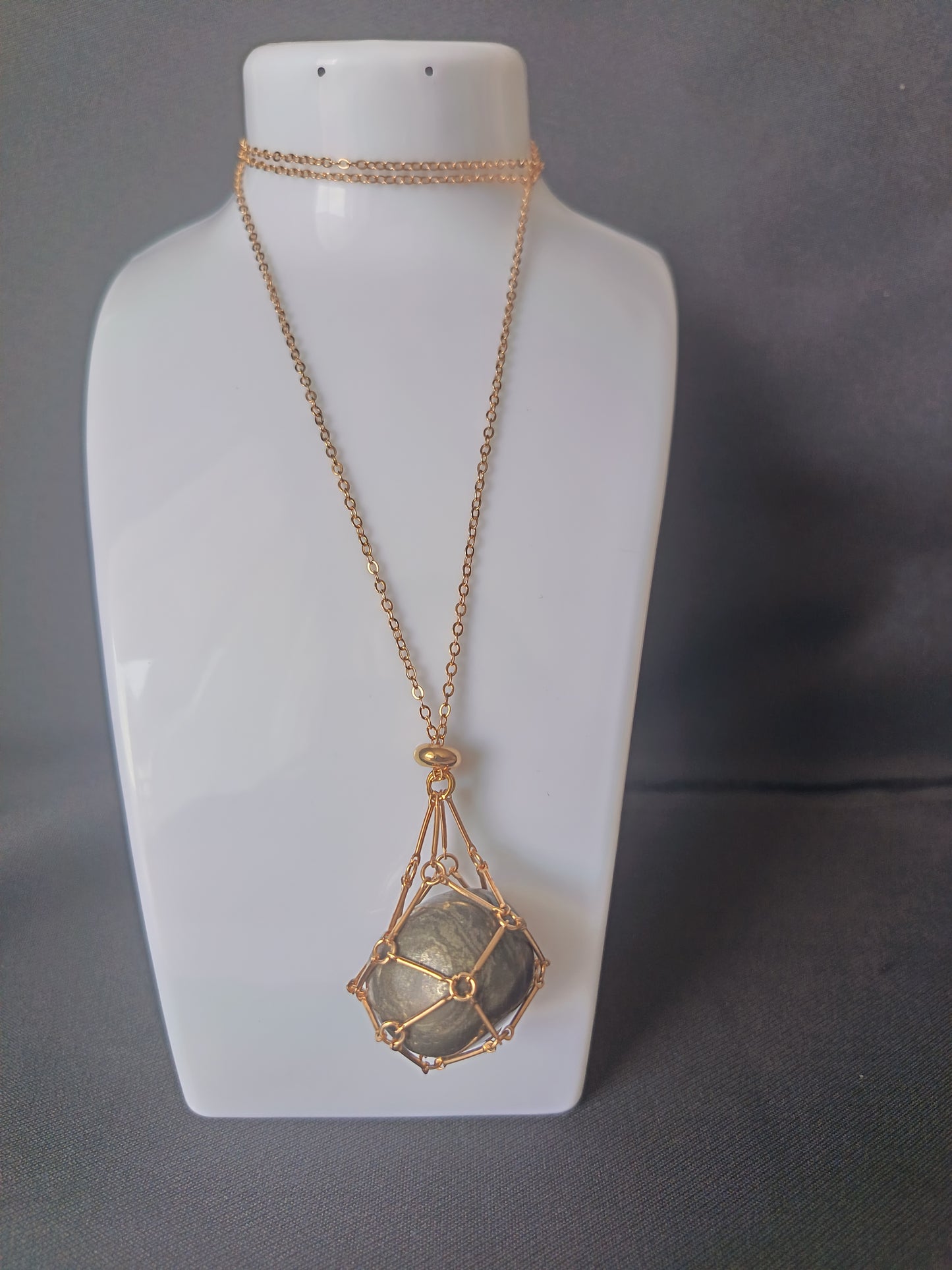 Collier porte pierre